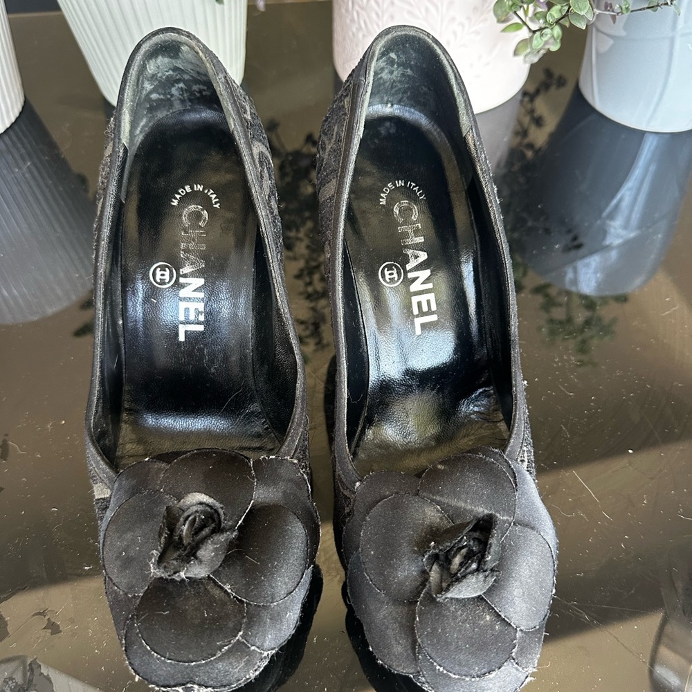 CHANEL Black Heels with Decorative Bows